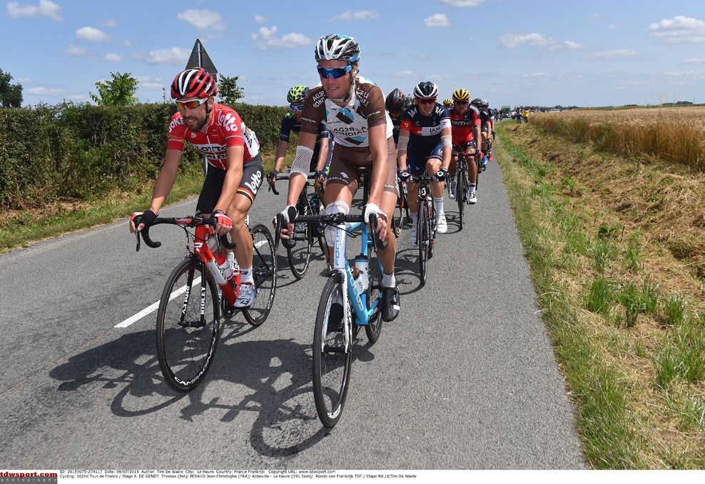 Johan Vansummeren (AG2R) on the right sets the race