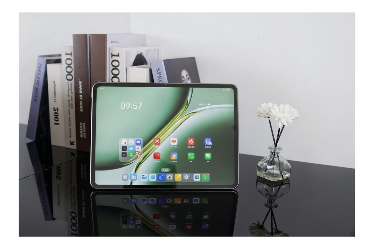 Leaked image of the OnePlus Pad Pro tablet with the home screen showing
