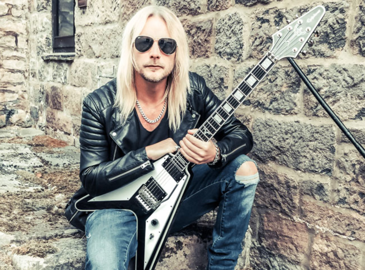 Ричи Фолкнер гитарист. Электрогитара Epiphone Ltd. ed. Richie Faulkner Flying-v Custom outfit. Judas Priest.