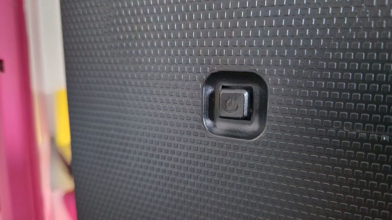 Philips Momentum 5000 catch-all power button and textured back