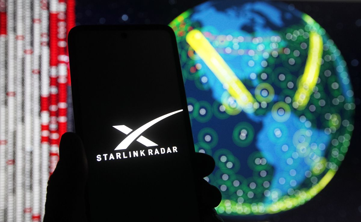 Starlink radar app in focus with Starlink logo in background