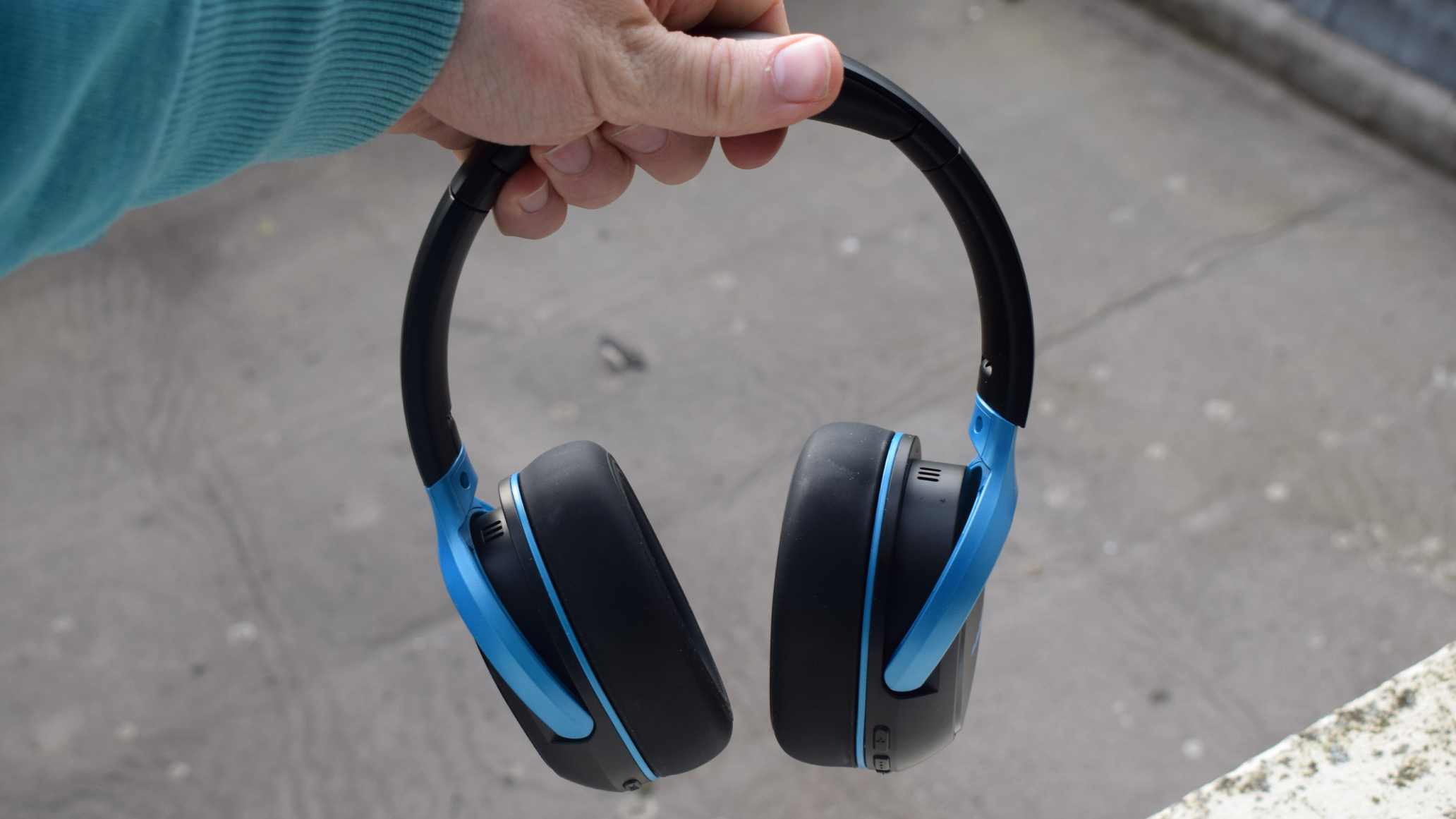 The H20 Audio Ript Ultra held by the band by a man.