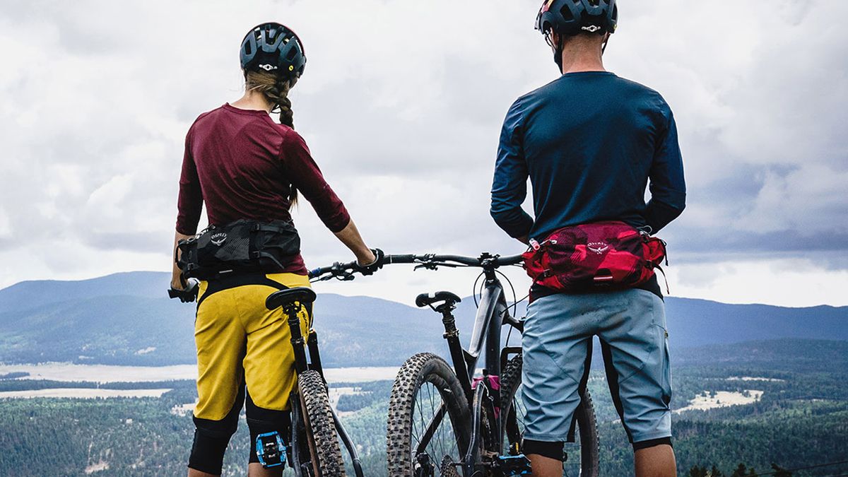 Rapha Trail Hip Pack is Made Tough and Cozy, with 100% Recycled Nylon  Fabric [Review] - Singletracks Mountain Bike News