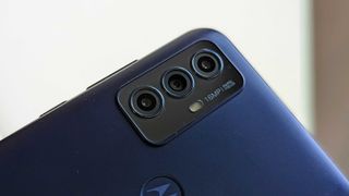 The Moto G Play (2023) triple cameras