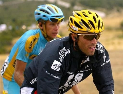 Alejandro Valverde (Caisse d'Epargne) ahead of Kashechkin