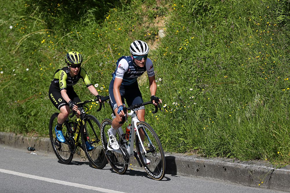Elisa Longo Borghini (Trek-Segafredo) and Amanda Spratt (Mitchelton-Scott) in stage 1 at Emakumeen Bira