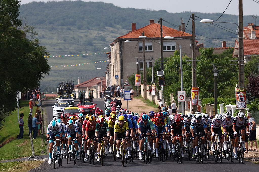 2025 Criterium du Dauphine stage 2: the regrouped bunch late on the stage