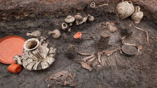 Yavru köpeğin kalıntıları pişmiş topraktan yapılmış yiyecek ve içecek kaplarının yanında bulundu.