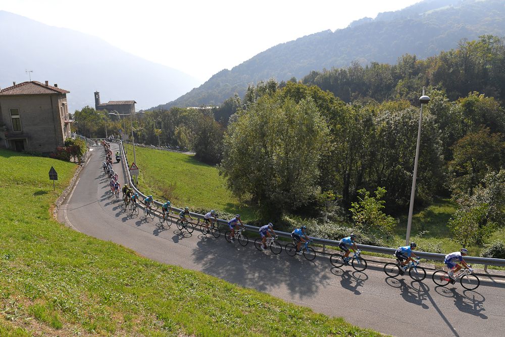The Il Lombardia peloton