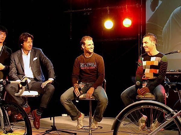 The two Spaniards always make jokes in the on-stage show.