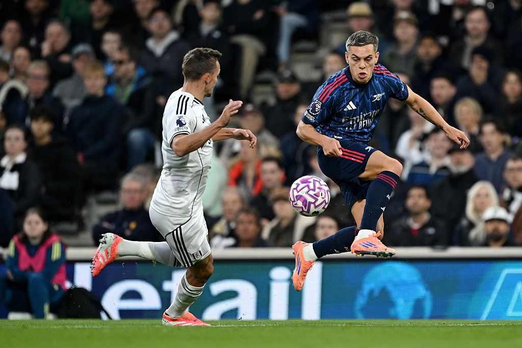 Leandro Trossard of Arsenal controls the ball during the Premier League match between Fulham and Arsenal at Craven Cottage on October 18, 2025 in London, England.