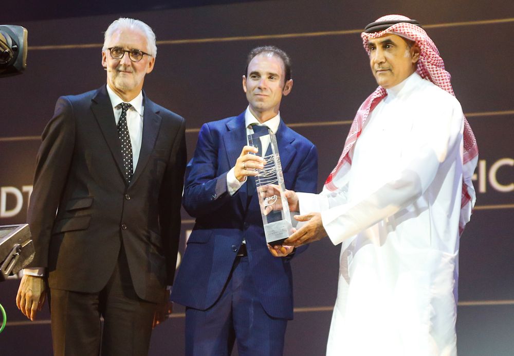 Alejandro Valverde collects the prize for leading the WorldTour rankings