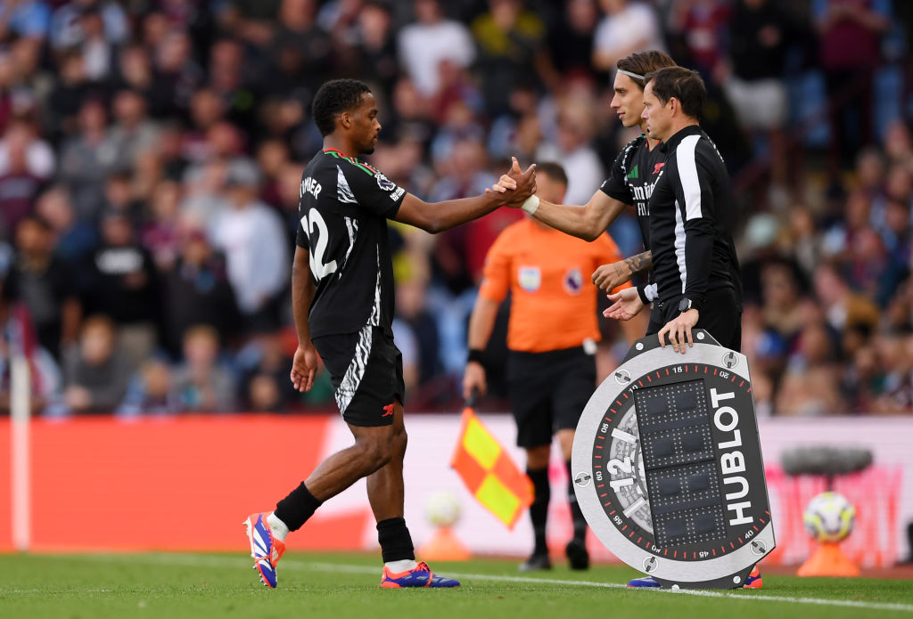 Riccardo Calafiori del Arsenal interactúa con su compañero Jurrien Timber, mientras se prepara para ingresar al campo durante el partido de la Premier League entre el Aston Villa FC y el Arsenal FC en Villa Park el 24 de agosto de 2024 en Birmingham, Inglaterra.