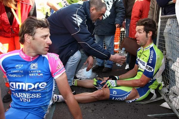 Alessandro Petacchi (Lampre-Farnese Vini) and Fabio Sabatini (Liquigas-Doimo) share a word following their crash.