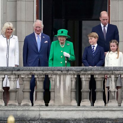 Queen Elizabeth standing on the palace balcony with Queen Camilla, King Charles, Prince George, Prince William, Princess Charlotte and Prince Louis
