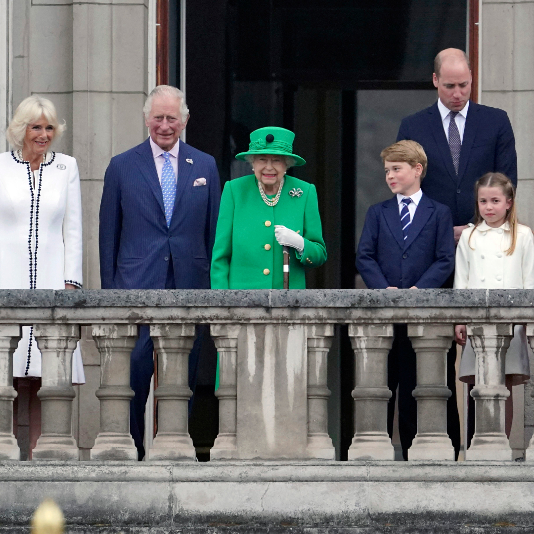 Queen Elizabeth standing on the palace balcony with Queen Camilla, King Charles, Prince George, Prince William, Princess Charlotte and Prince Louis