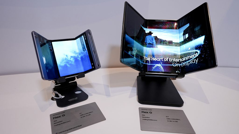 Deux écrans Flex G de Samsung présentant un écran pliable en trois parties