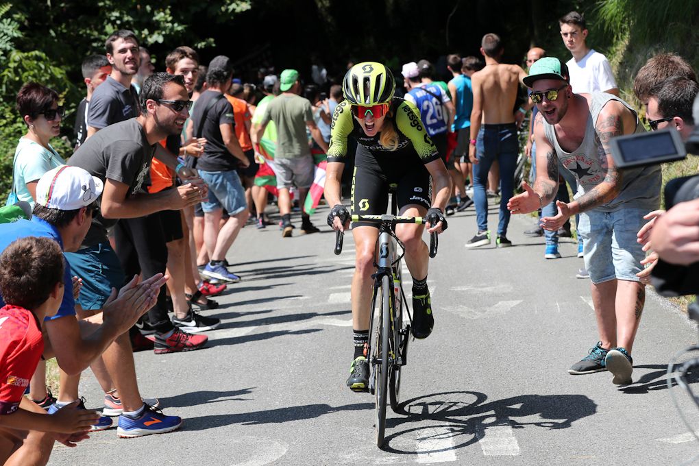 Lucy Kennedy solos to the line of Clasica San Sebastian