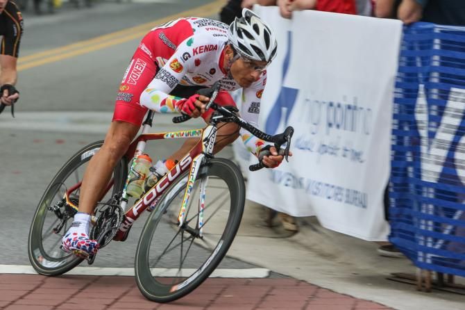 Freddie Rodriguez (Jelly Belly) tucks in to pick up some speed.