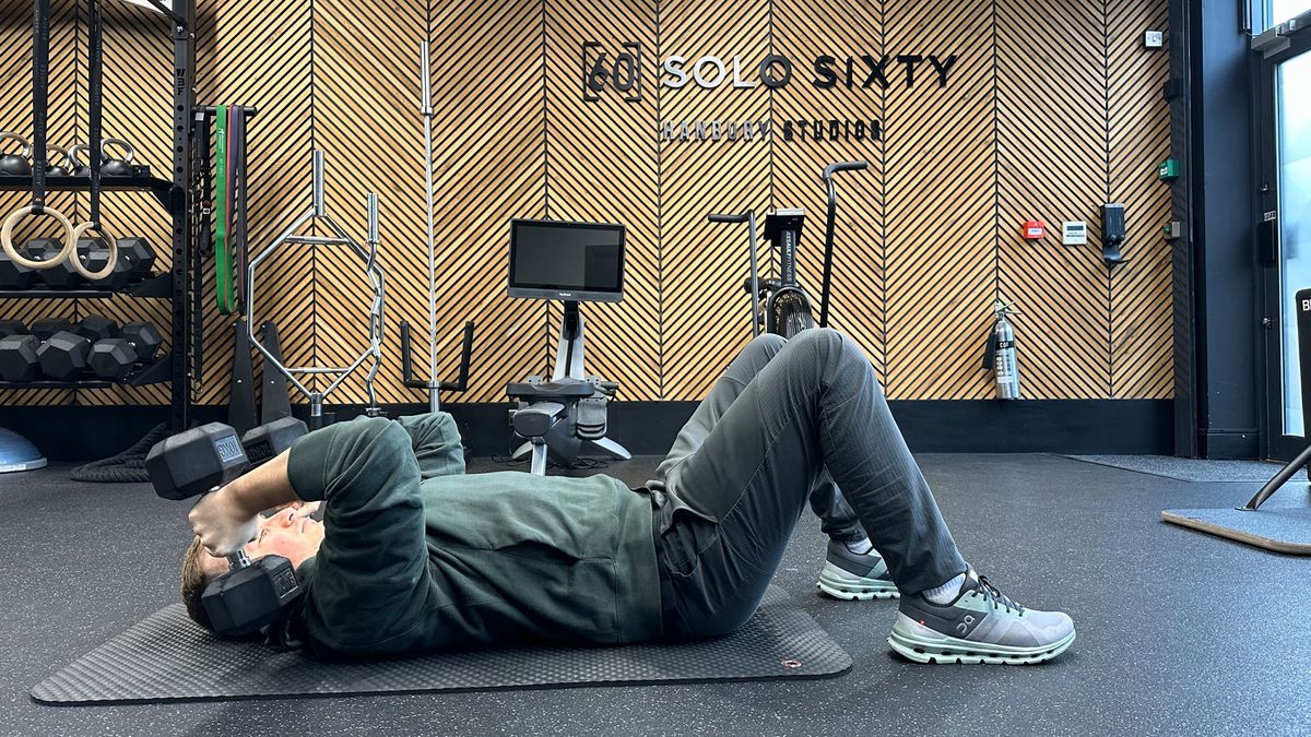 Ollie Thompson performing a dumbbell skullcrusher