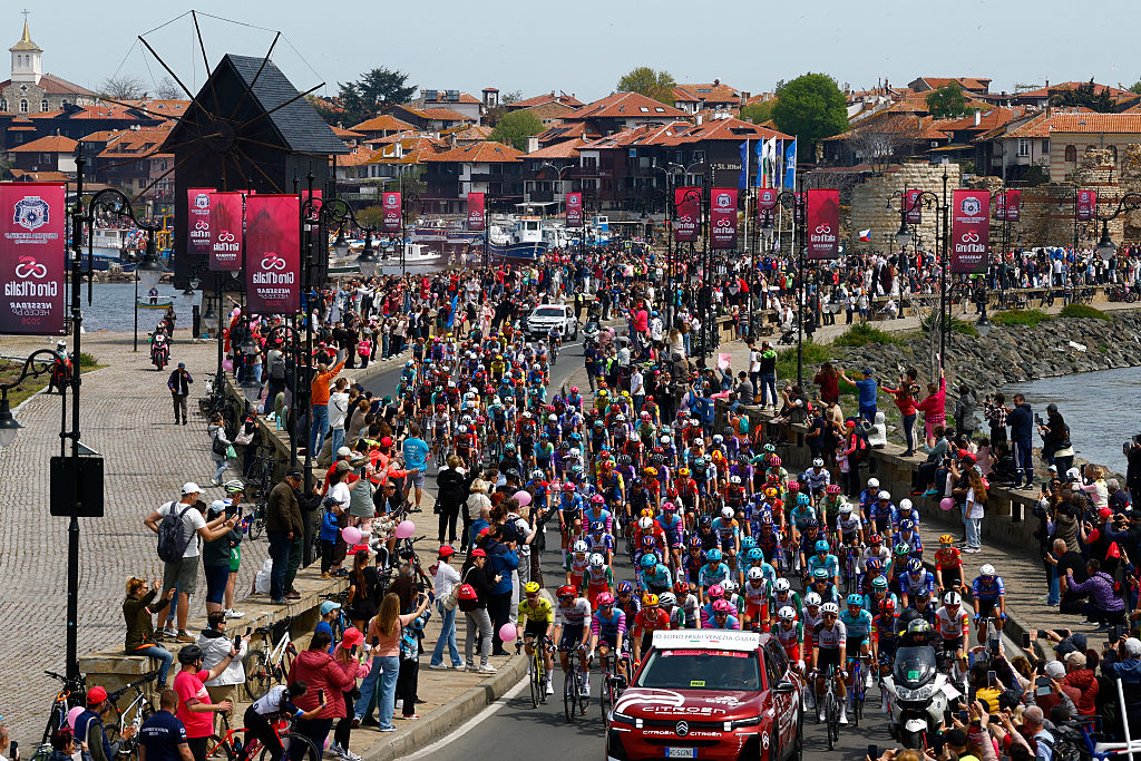 A distant view of the peloton rolling out
