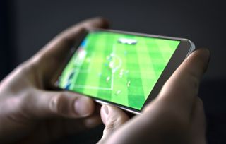 Bilde av fotballkamp på mobiltelefon