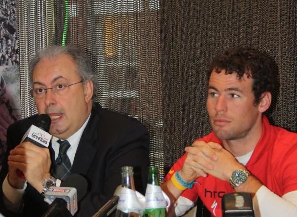 Angelo Zomegnan speaks at the Giro's London presentation while Mark Cavendish listens.