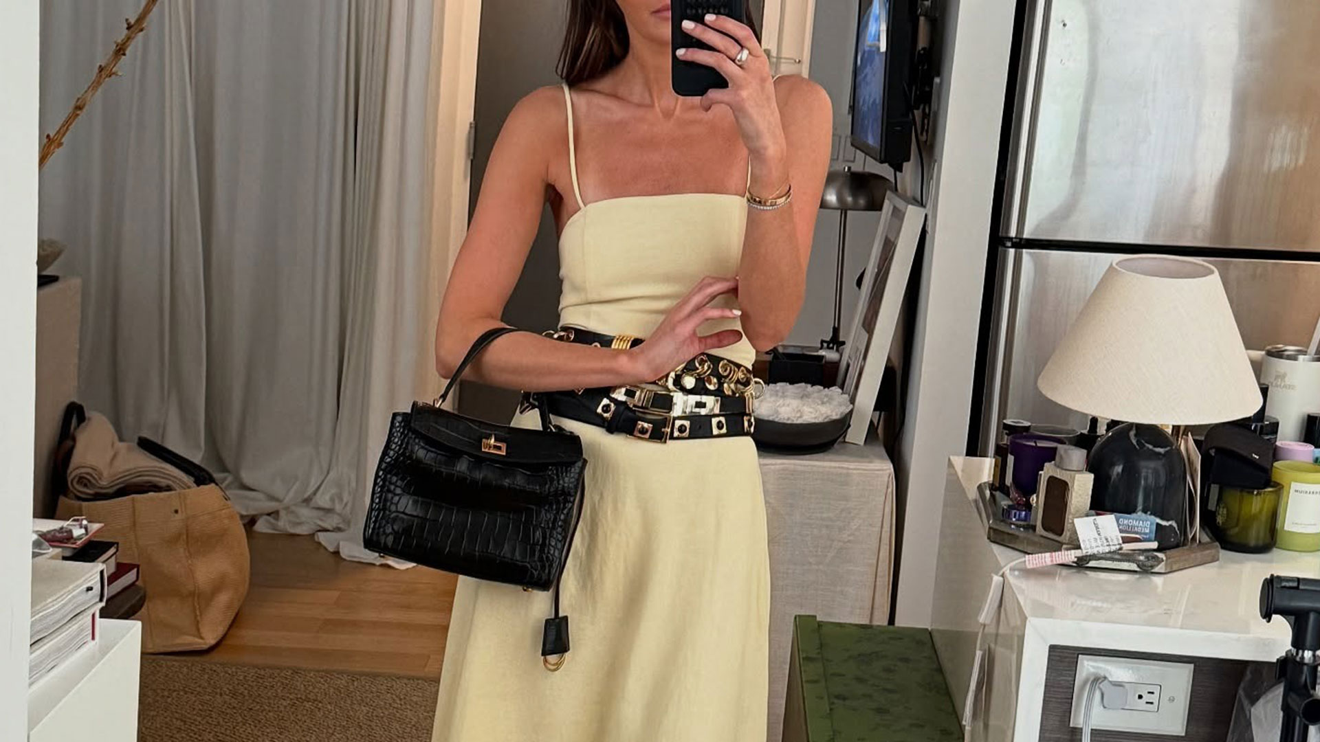 @cocoschiffer wearing a yellow WAYF dress while taking a selfie.