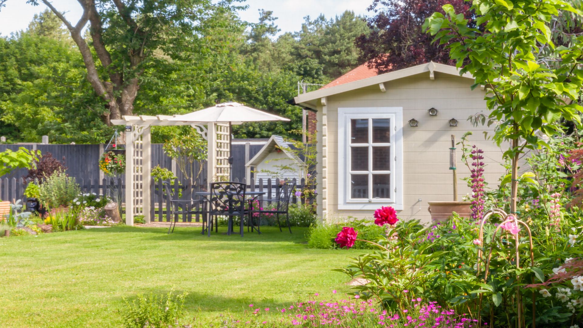 picture of large summer house in back garden