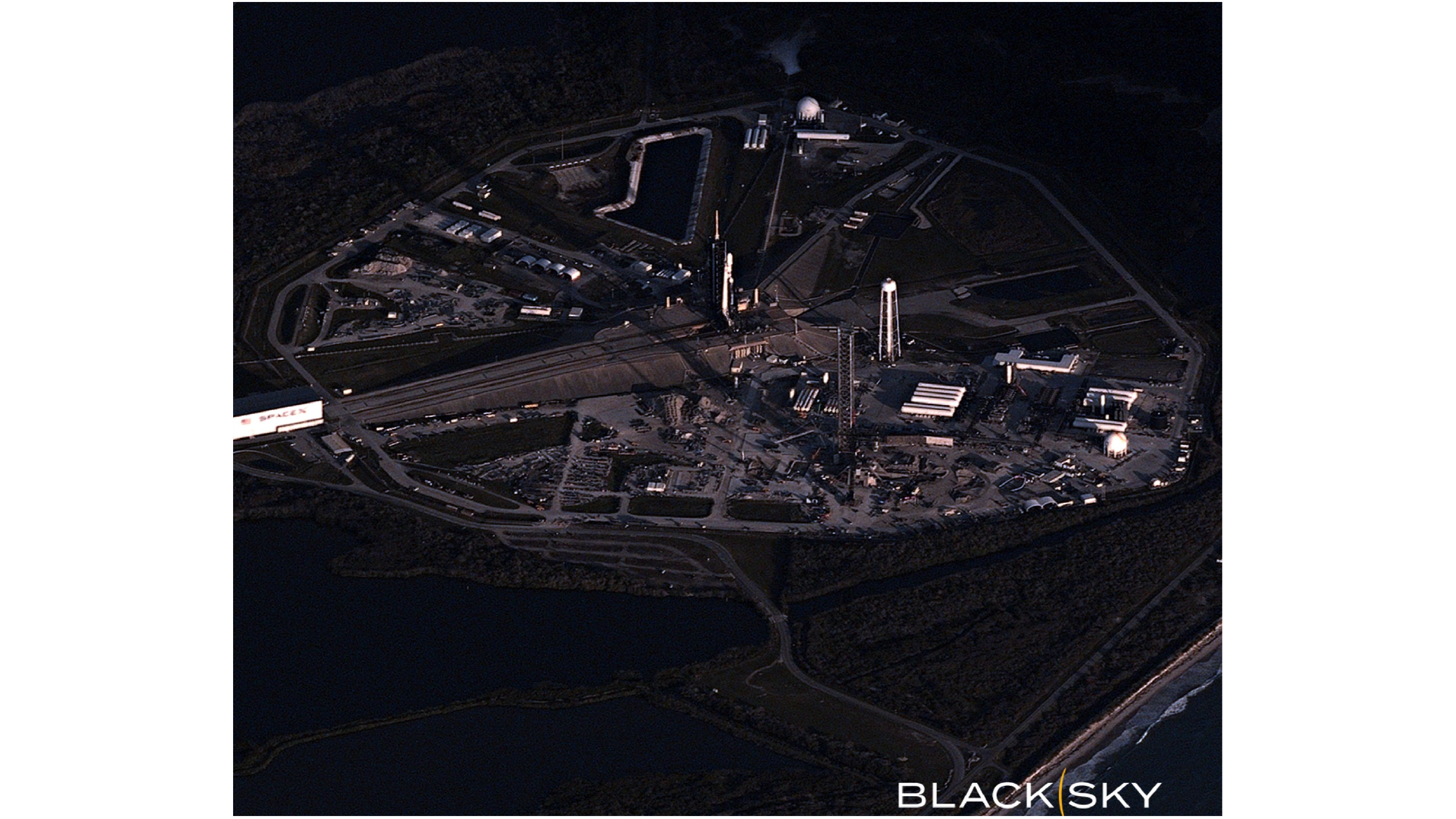 Um satélite BlackSky Gen-3 capturou esta foto do foguete Falcon Heavy da SpaceX na plataforma do Centro Espacial Kennedy em 29 de abril de 2026.