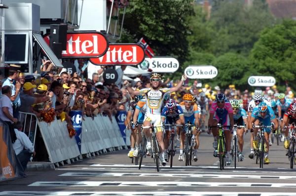 Mark Cavendish (HTC-Columbia) hits the line first