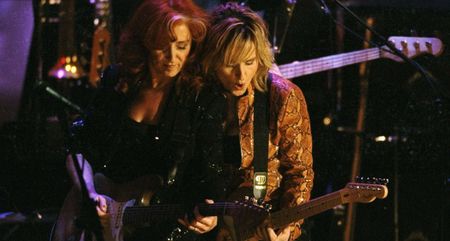 Bonnie Raitt and Melissa Etheridge jam together onstage in 2000.