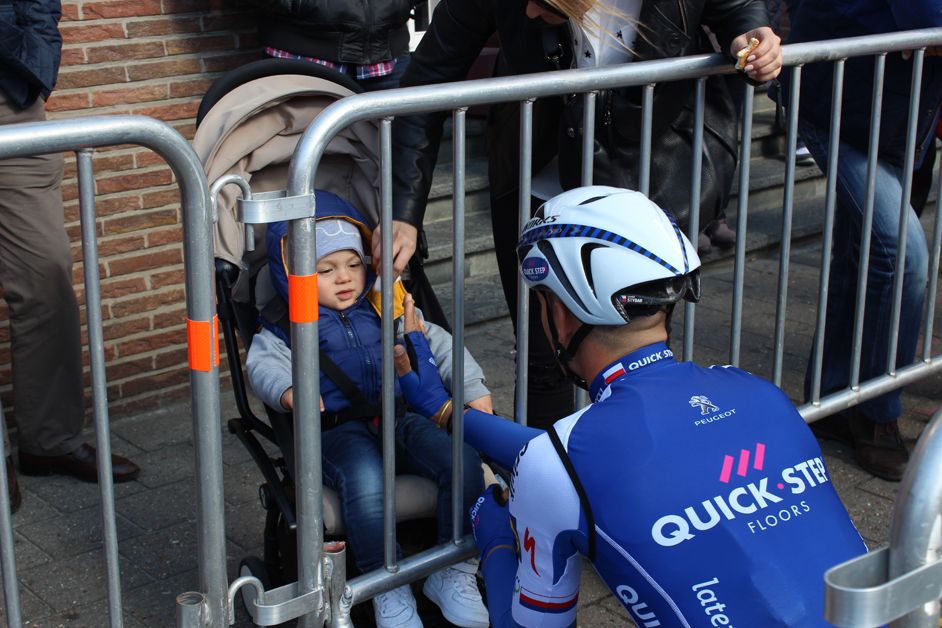 Zdenek Stybar enjoying a few pre-race moments with his child