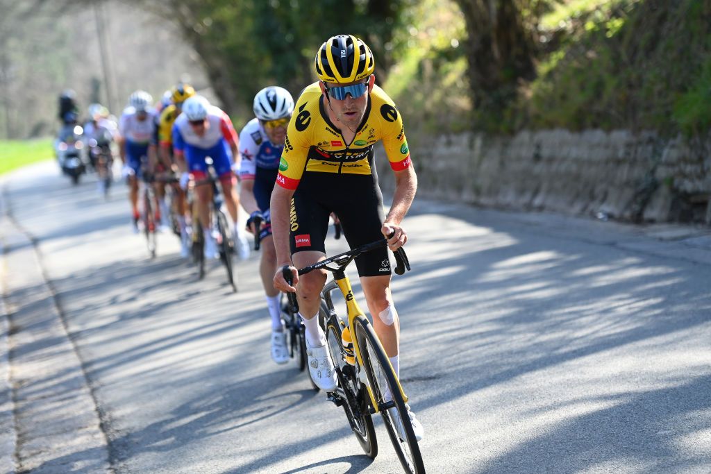 Tiesj Benoot (Jumbo-Visma) gets a podium finish from breakaway group at Dwars door Vlaanderen