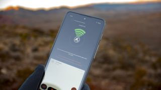 Motorola Defy im Red Rocks Park zeigt die Satelliten-Messaging-App der Bullitt Group