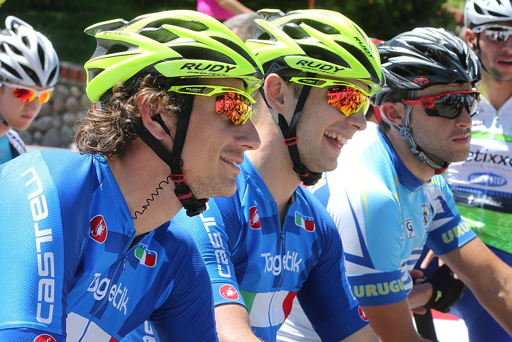 Filippo Pozzato and his Italian teammates pose at the start