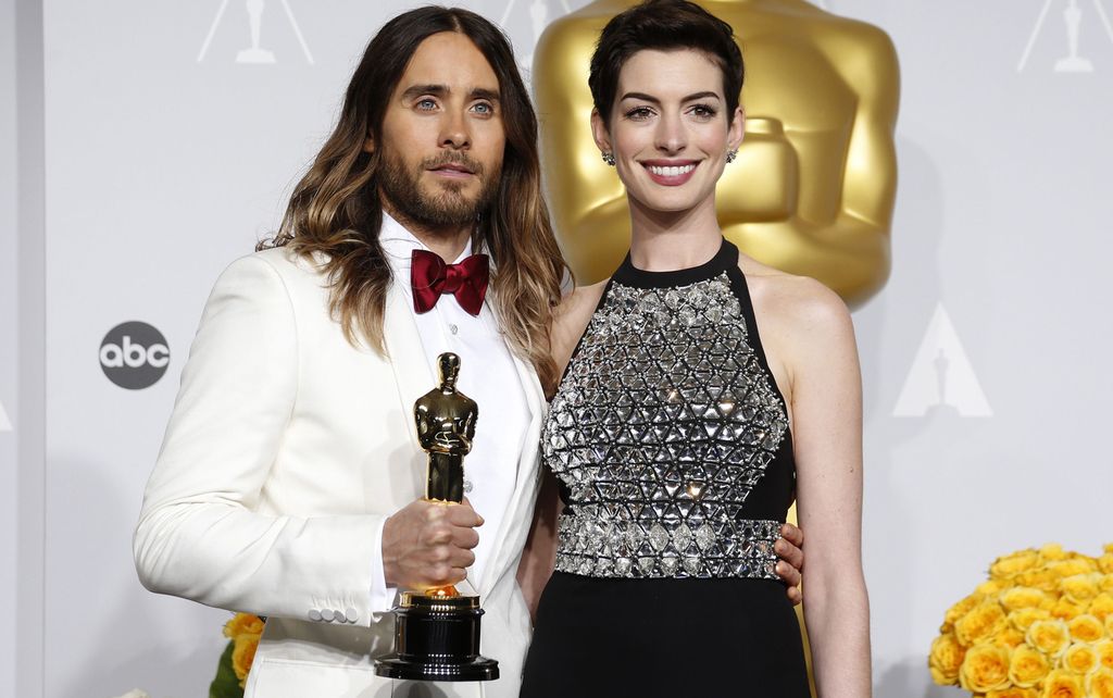 Jared Leto and Anne Hathaway standing together at an awards show. 