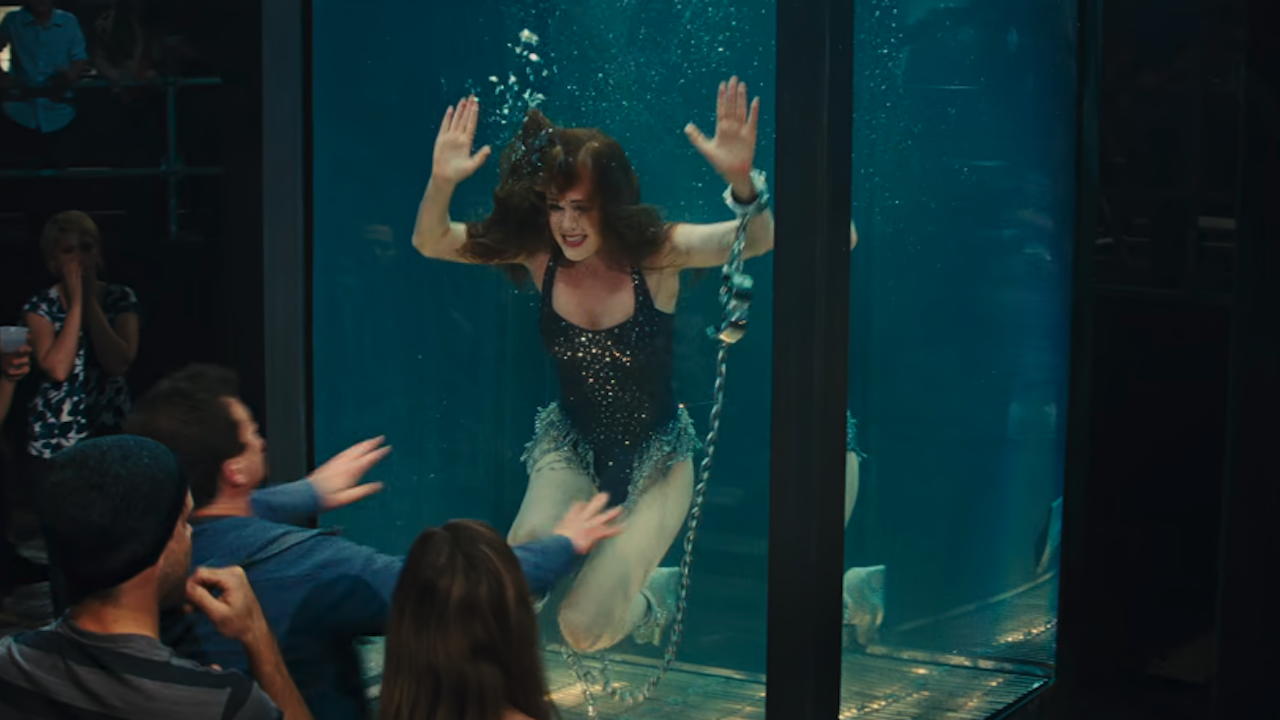 Isla Fisher pounding on glass in panic during opening scene trick in Now You See Me