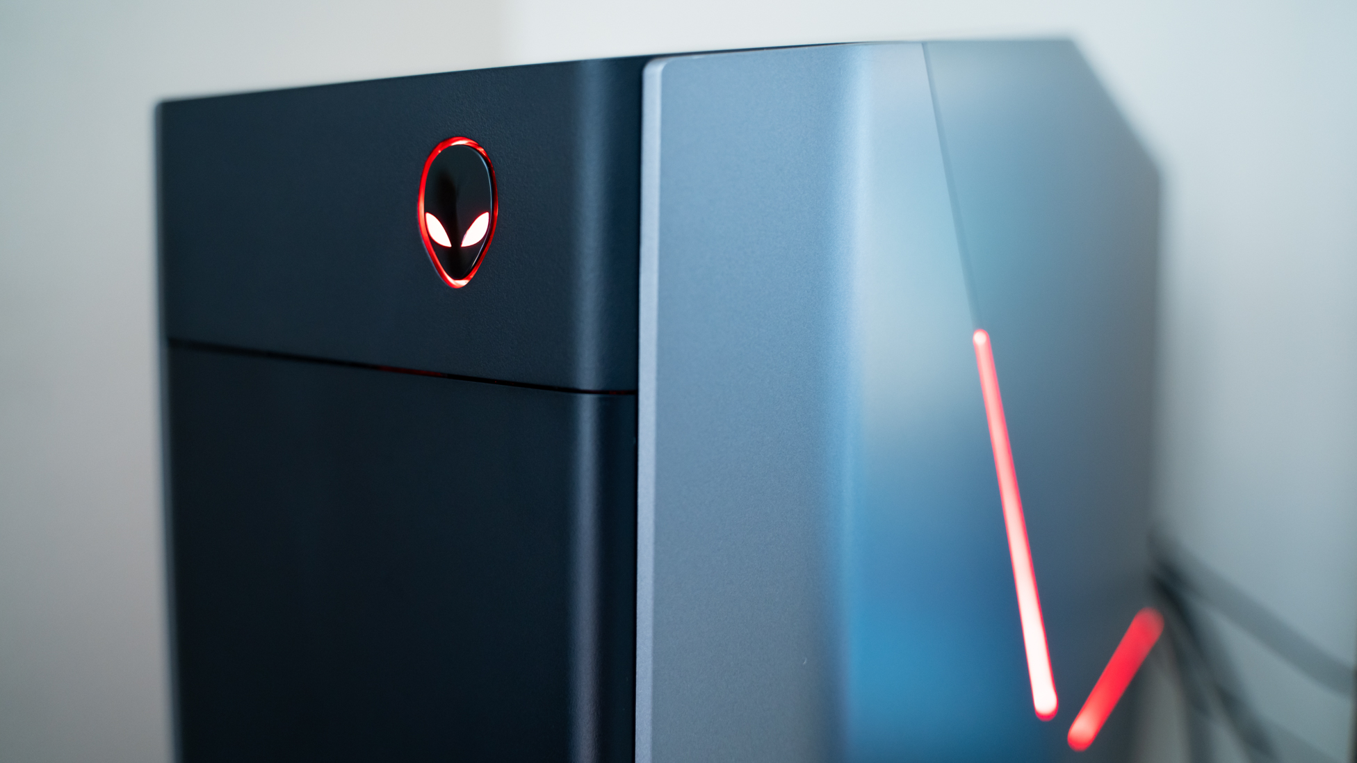 Alienware Aurora R8 Desktop – I7-9700K, 32GB RAM, 1TB NVMe Gen4, RTX 2080 OC, Windows 11