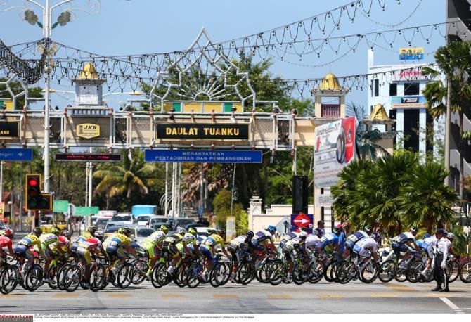 The peloton makes a right hander