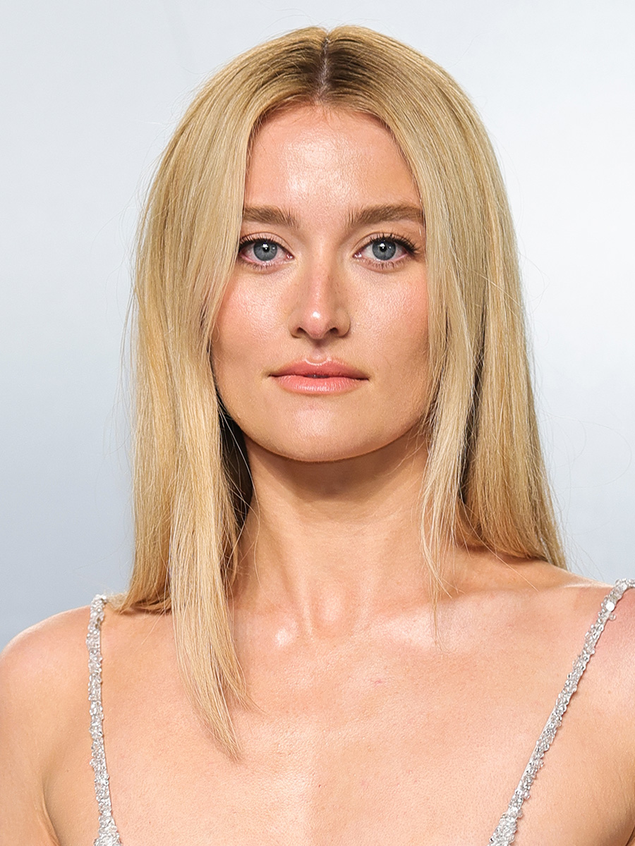 Sarah Pidgeon attends the 2026 Vanity Fair Oscar Party with straight butter blonde hair