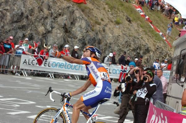 Laurens Ten Dam (Rabobank) salutes the Dutch crowds