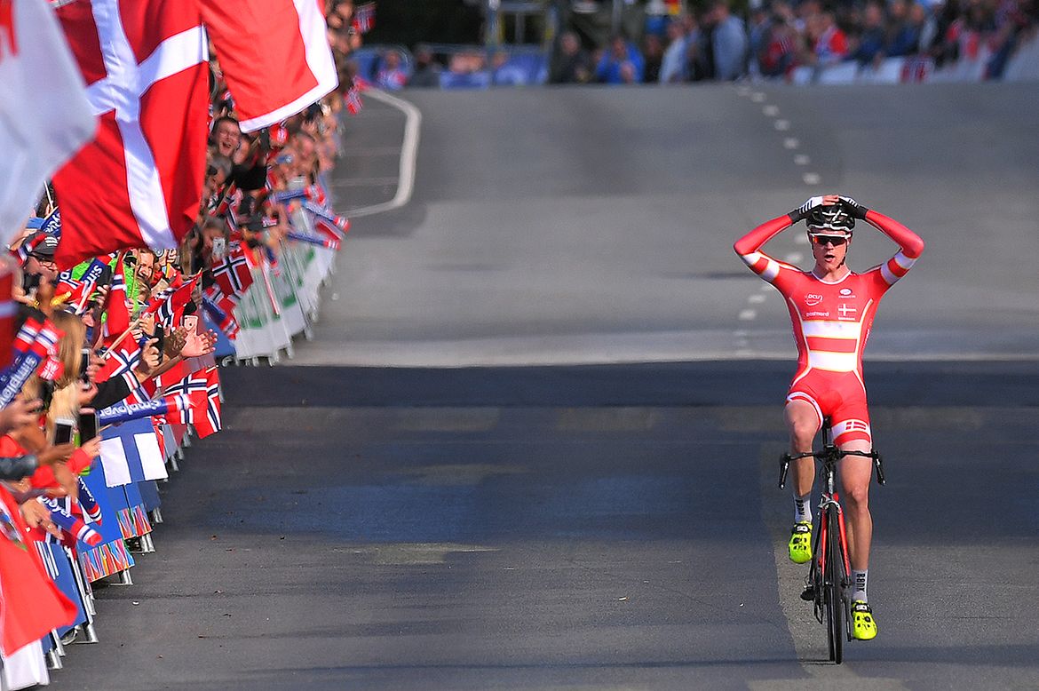 Julius Johansen (Denmark) wins the junior men's world title.