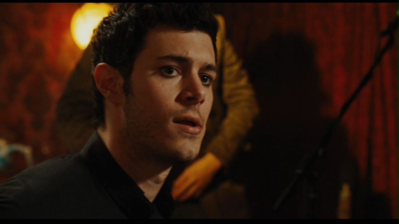 Adam Brody en Jennifer's Body antes de cantar.