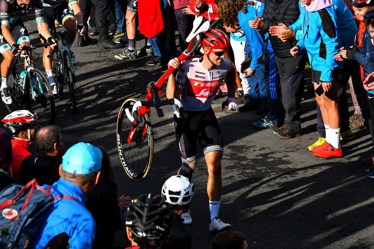 Edward Theuns (Trek-Segafredo) had a novel way of getting up the final climb