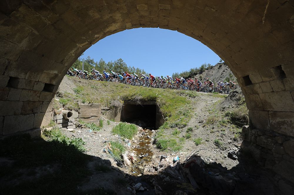 The peloton during stage 5.