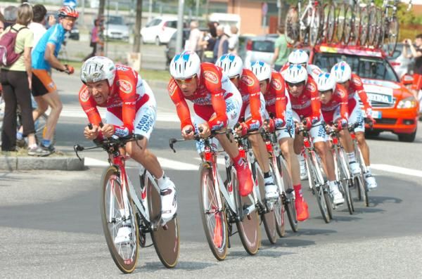 Stefano Garzelli (Acqua &amp; Sapone) leads his team