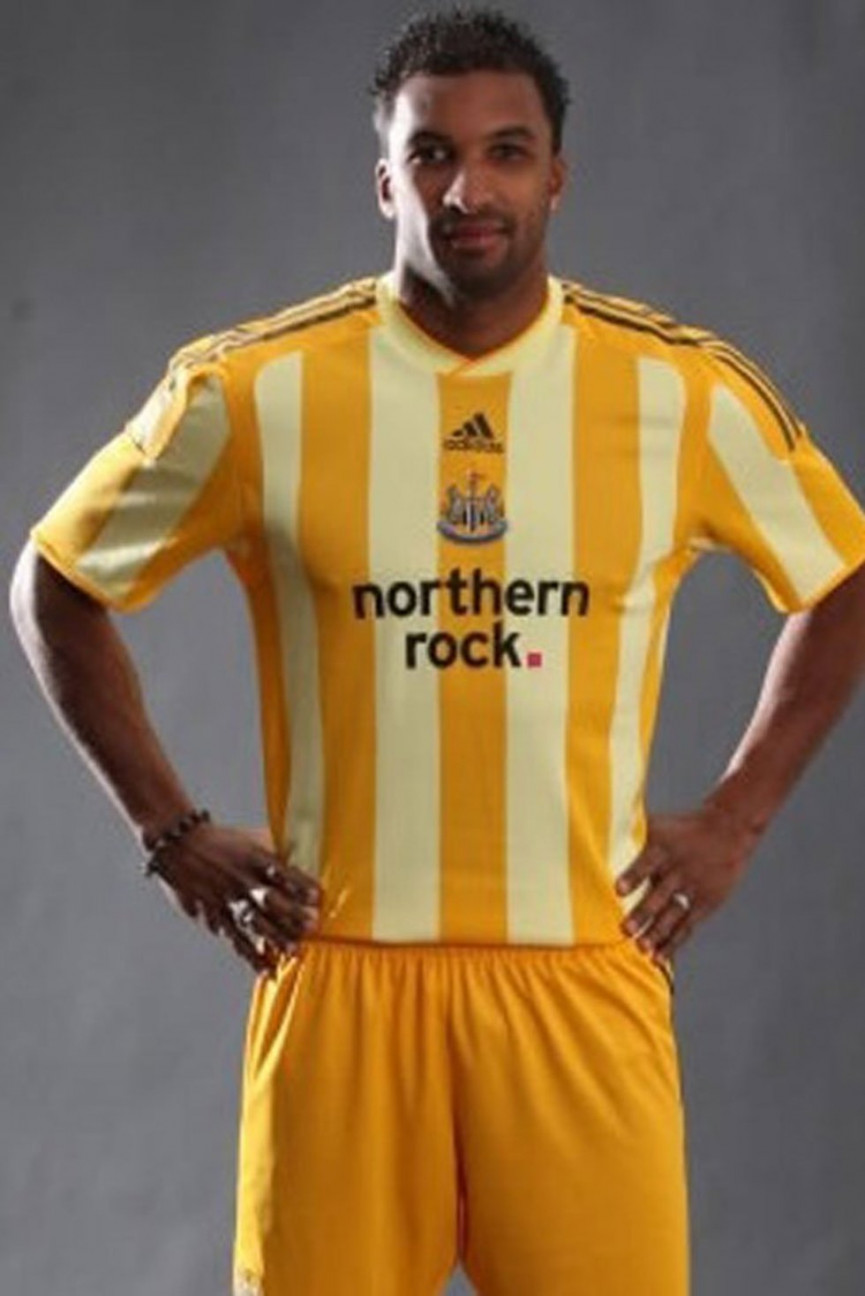 50-worst-football-kits-ever-35-1556697309-eXh1-column-width-inline