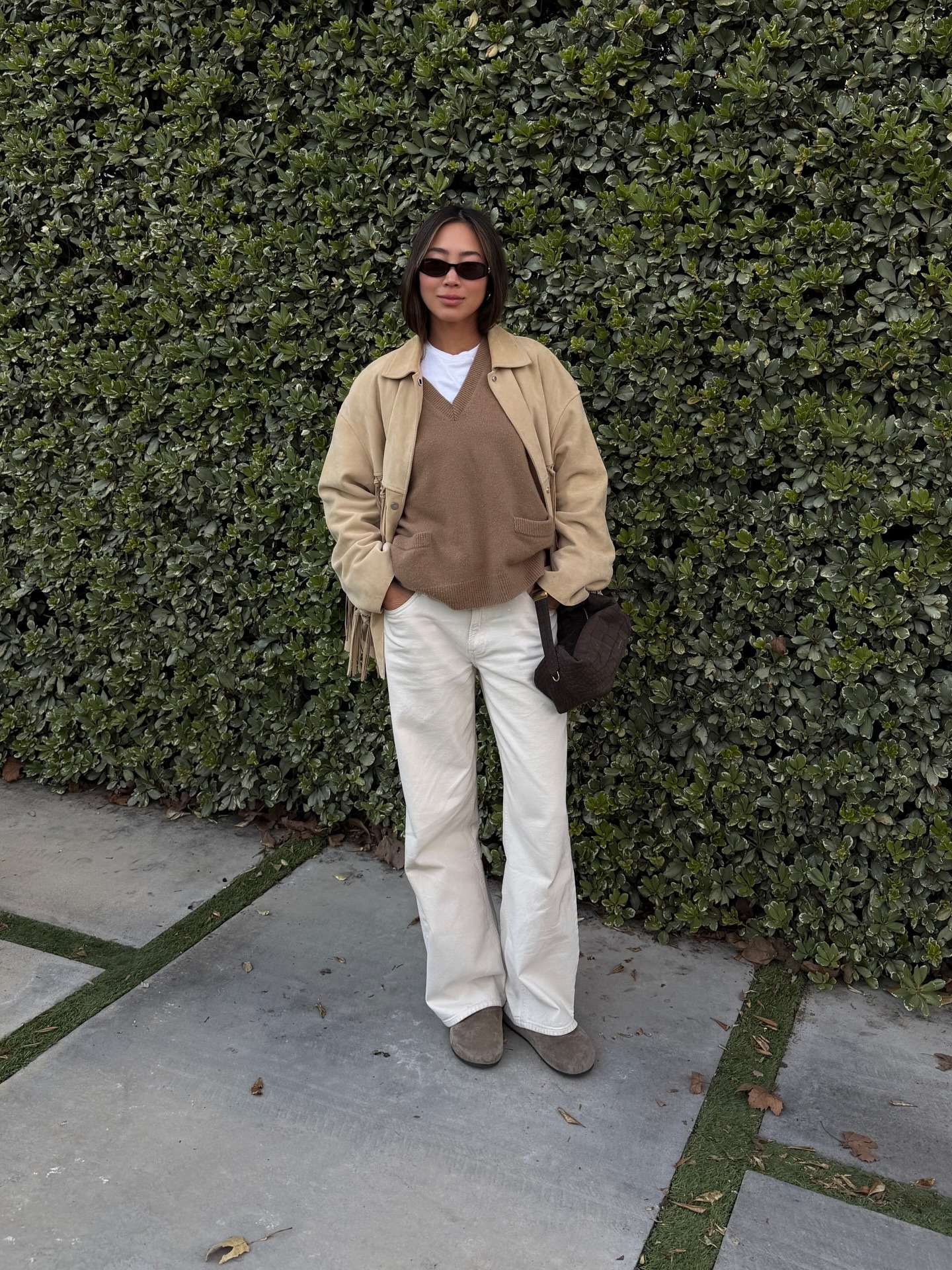 los angeles influencer wearing popular shoe trends with jeans