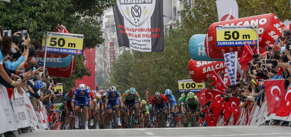 Alvaro Hodeg (QuickStep Floors) kicked early